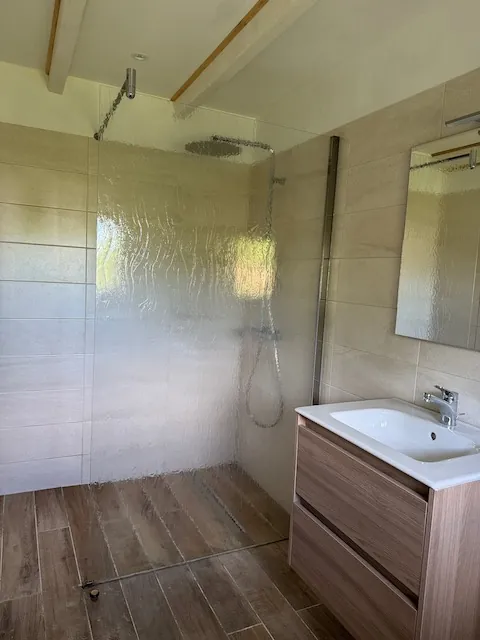 Maison en pierres avec véranda et terrain clos à Saint Jean de Beugné 