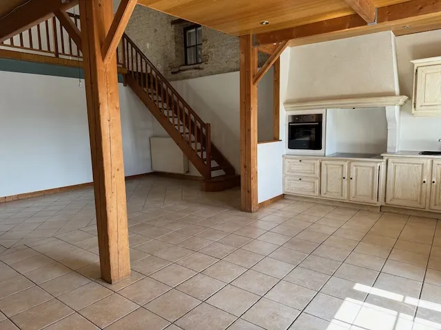 Maison en pierres avec véranda et terrain clos à Saint Jean de Beugné 