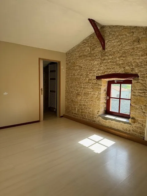 Maison en pierres avec véranda et terrain clos à Saint Jean de Beugné 