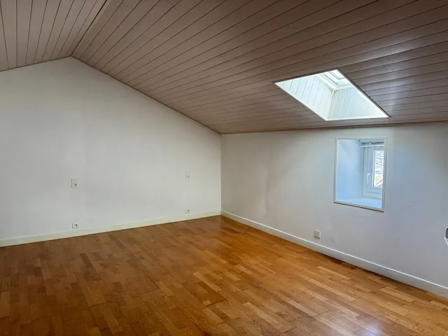 Maison en pierres avec véranda et terrain clos à Saint Jean de Beugné 