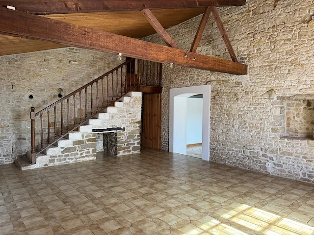 Maison en pierres avec véranda et terrain clos à Saint Jean de Beugné 