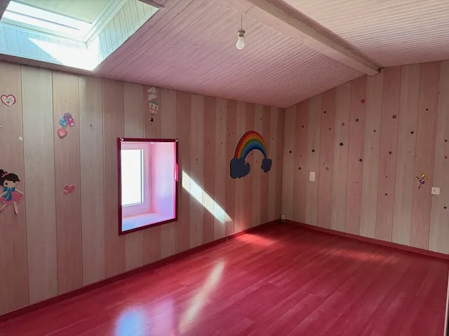 Maison en pierres avec véranda et terrain clos à Saint Jean de Beugné 