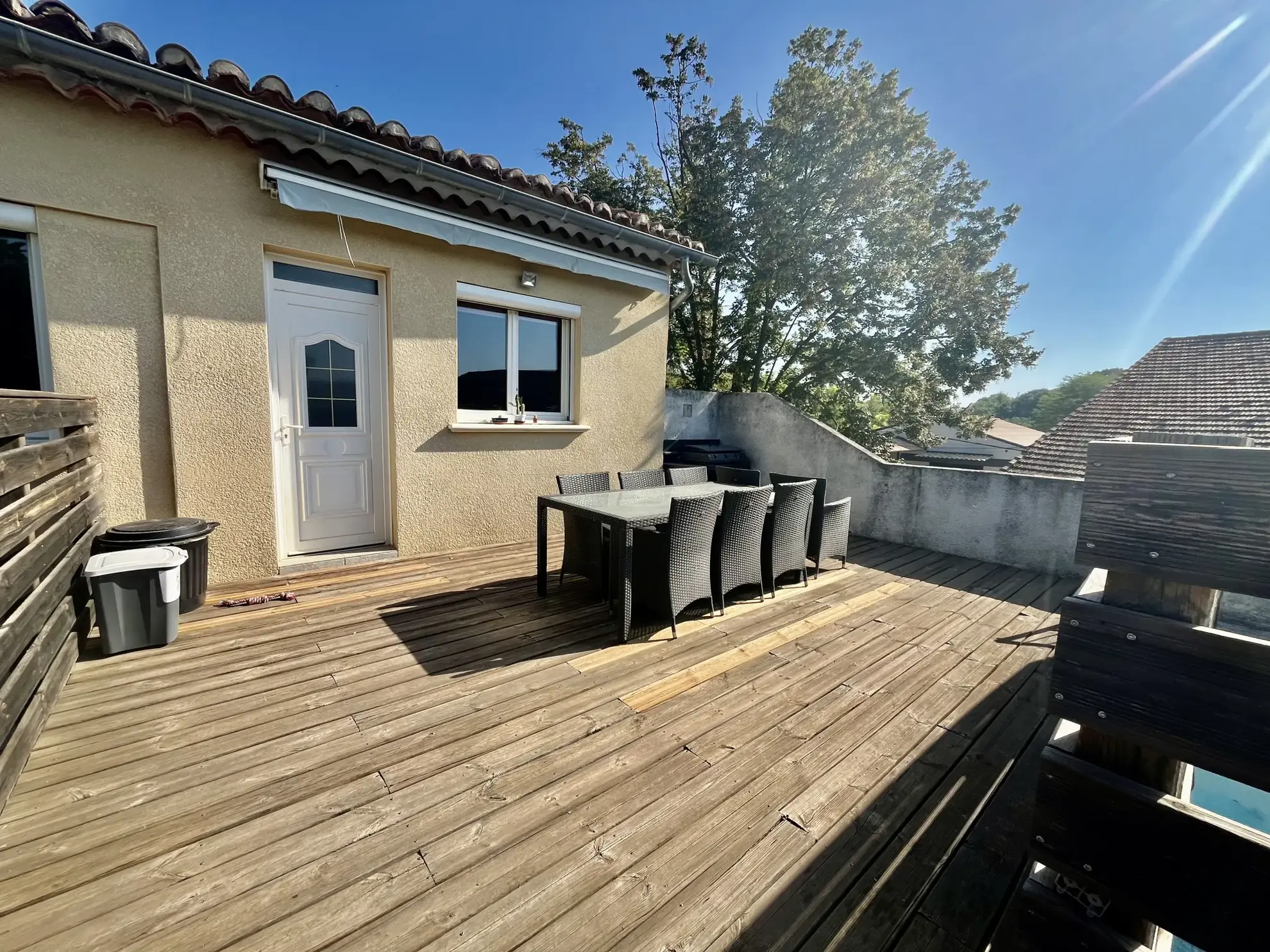 À Connaux, appartement rénové avec jardin, garage, terrasse et piscine à vendre 