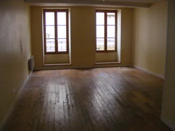 Immeuble de rapport à Marcigny avec locaux commerciaux et appartements locatifs 