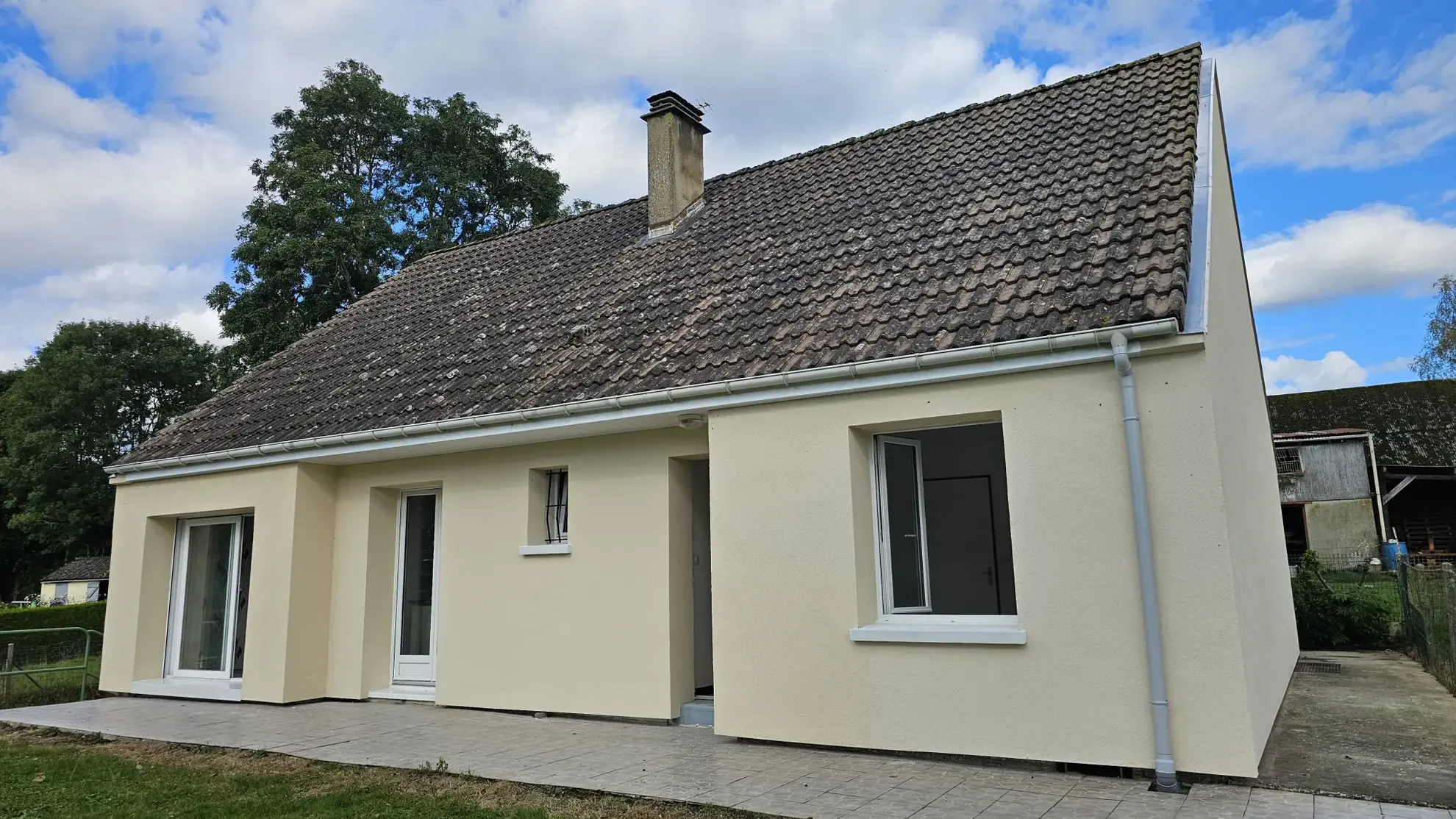 Maison de plain-pied avec 3 chambres et grand sous-sol à Longueville-sur-Scie