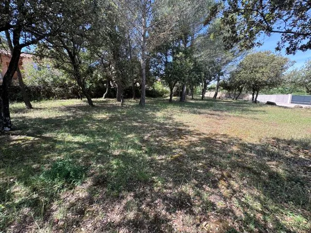 Terrain constructible à Peyrolles-en-Provence - 766 m², environnement calme et proche Aix-en-Provence 