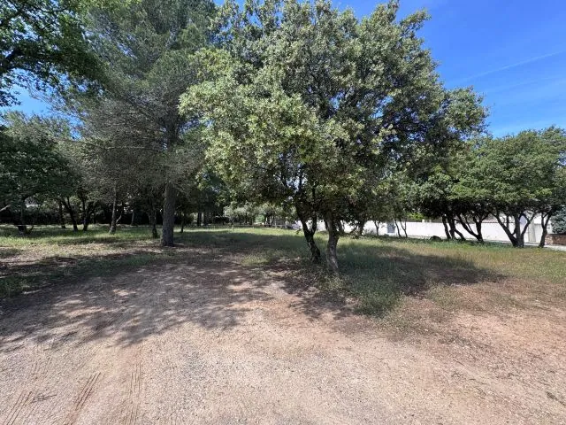 Terrain constructible à Peyrolles-en-Provence - 766 m², environnement calme et proche Aix-en-Provence 