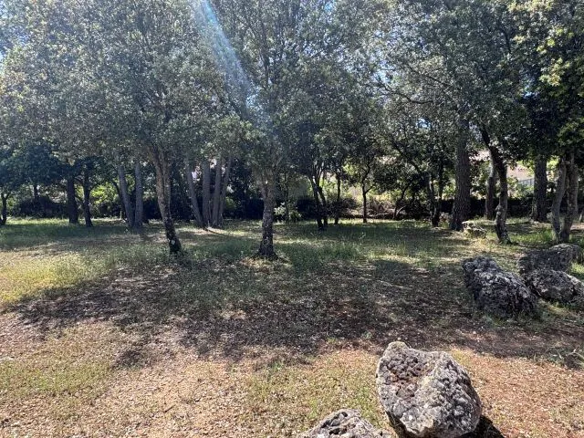 Terrain constructible à Peyrolles-en-Provence - 766 m², environnement calme et proche Aix-en-Provence 
