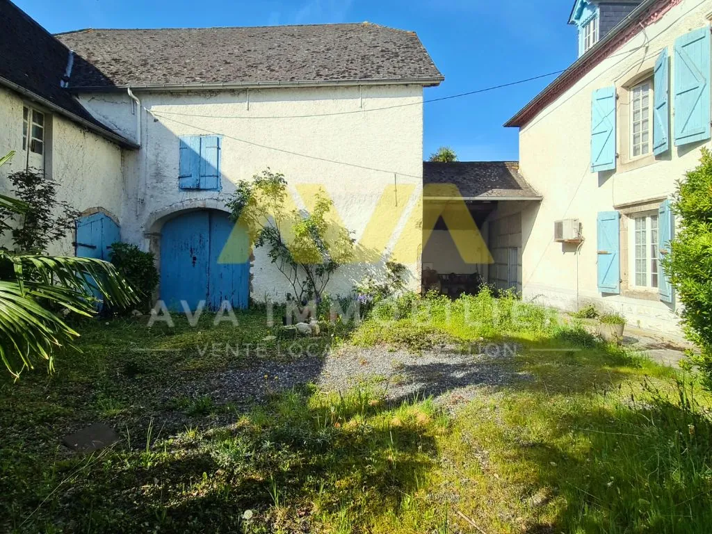 Maison de maître avec dépendances et terrains à Navarrenx, authenticité et potentiel 