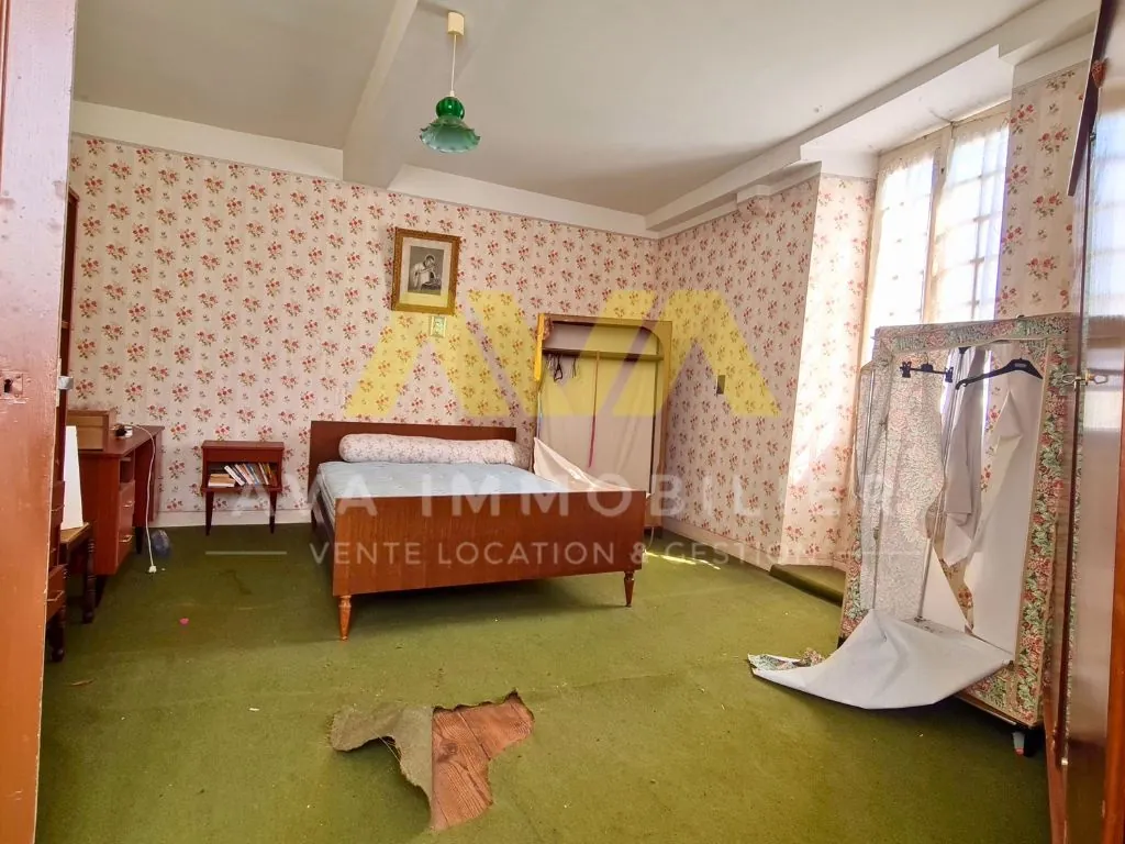 Maison de maître avec dépendances et terrains à Navarrenx, authenticité et potentiel 