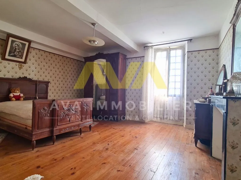 Maison de maître avec dépendances et terrains à Navarrenx, authenticité et potentiel 