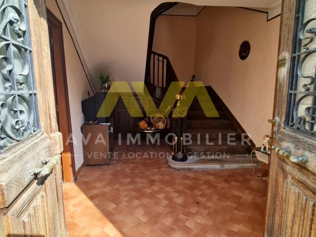 Maison de maître avec dépendances et terrains à Navarrenx, authenticité et potentiel 