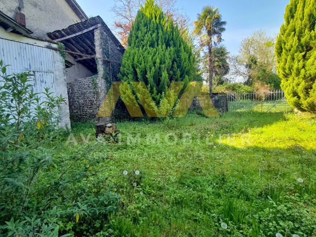 Maison de maître avec dépendances et terrains à Navarrenx, authenticité et potentiel 