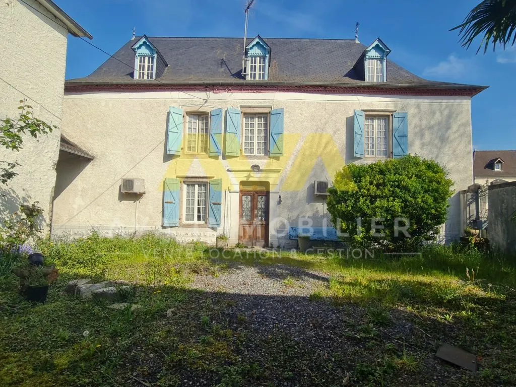 Maison de maître avec dépendances et terrains à Navarrenx, authenticité et potentiel