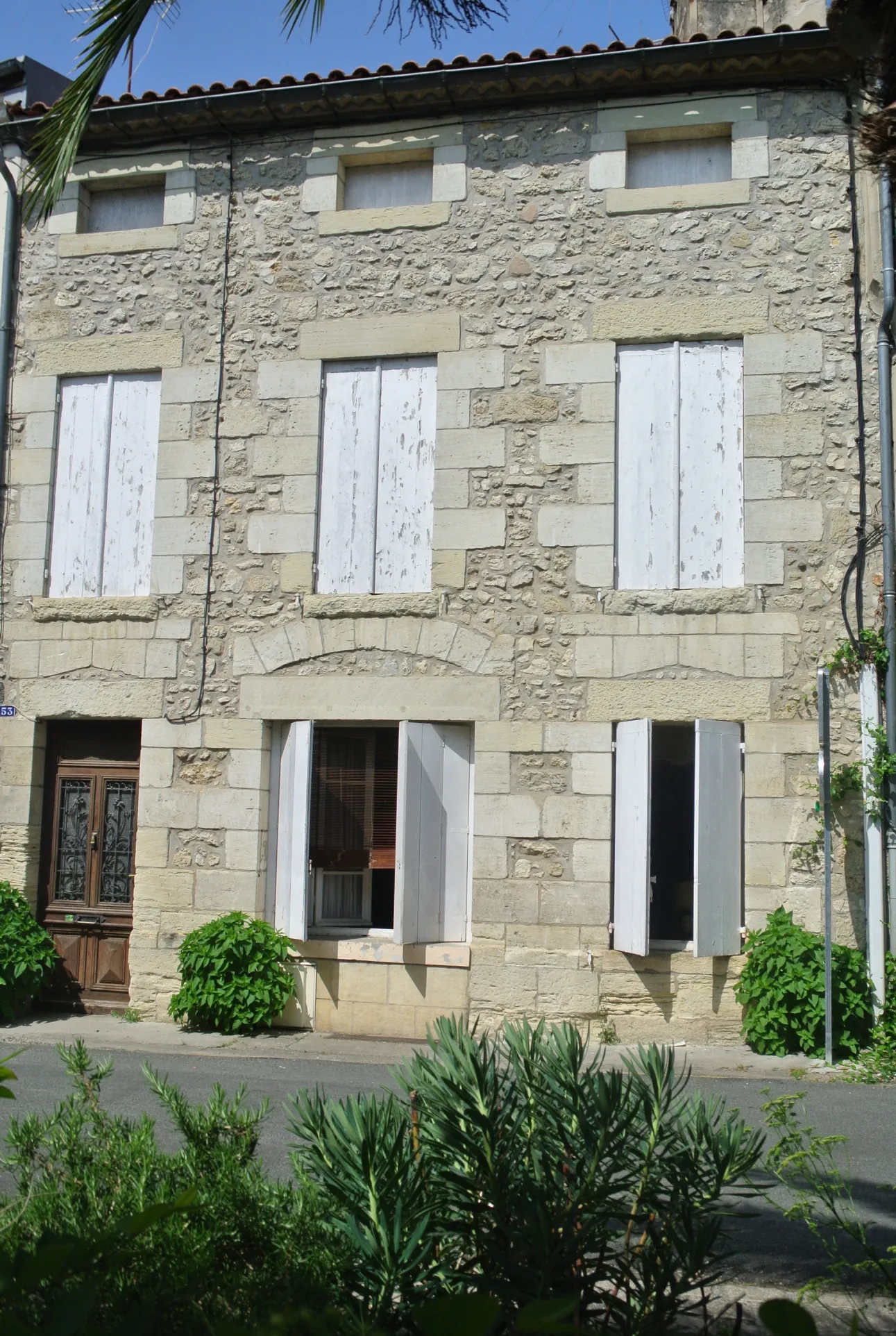 Maison de village à vendre à Sainte Bazeille avec patio, garages et grands volumes
