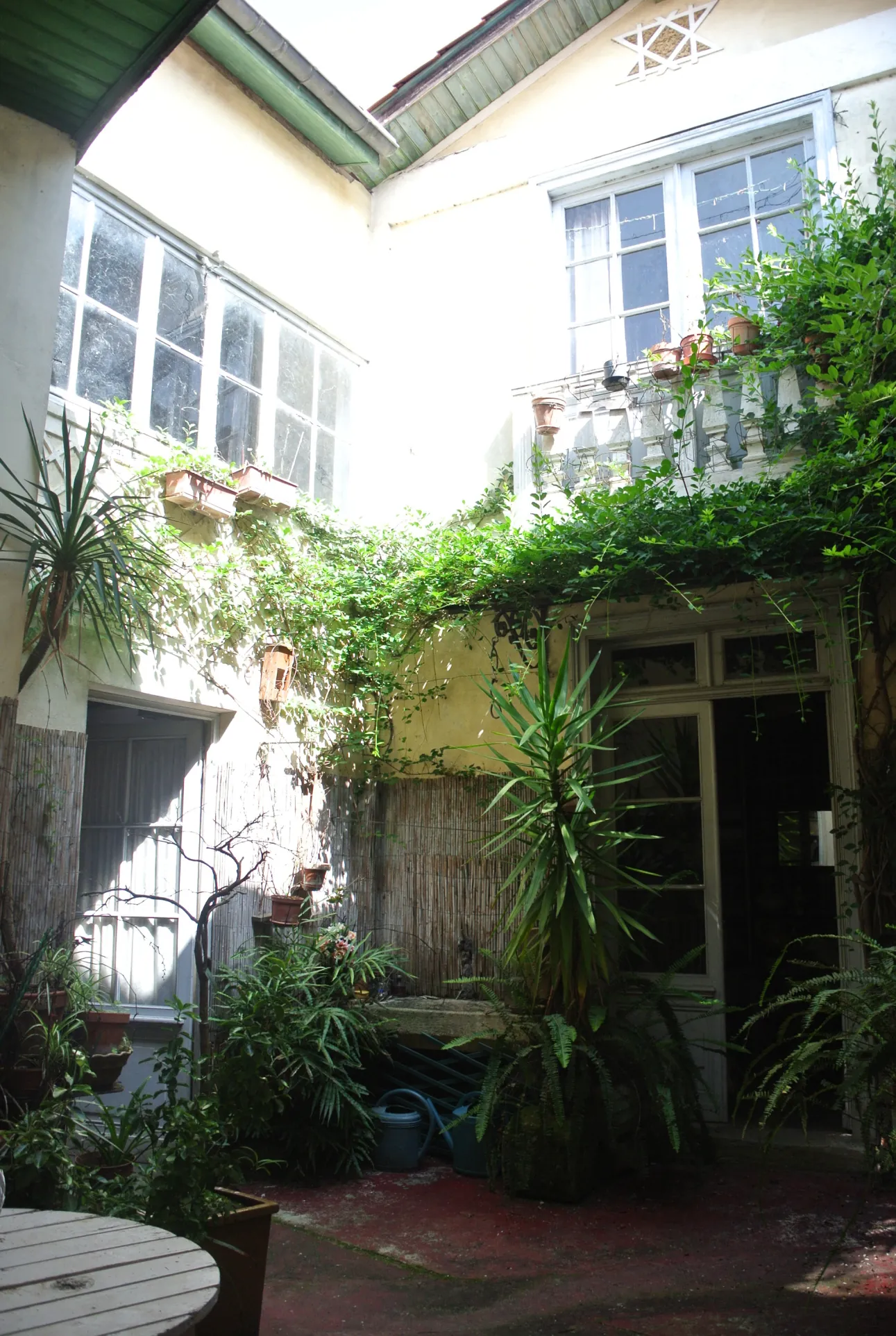 Maison de village à vendre à Sainte Bazeille avec patio, garages et grands volumes 