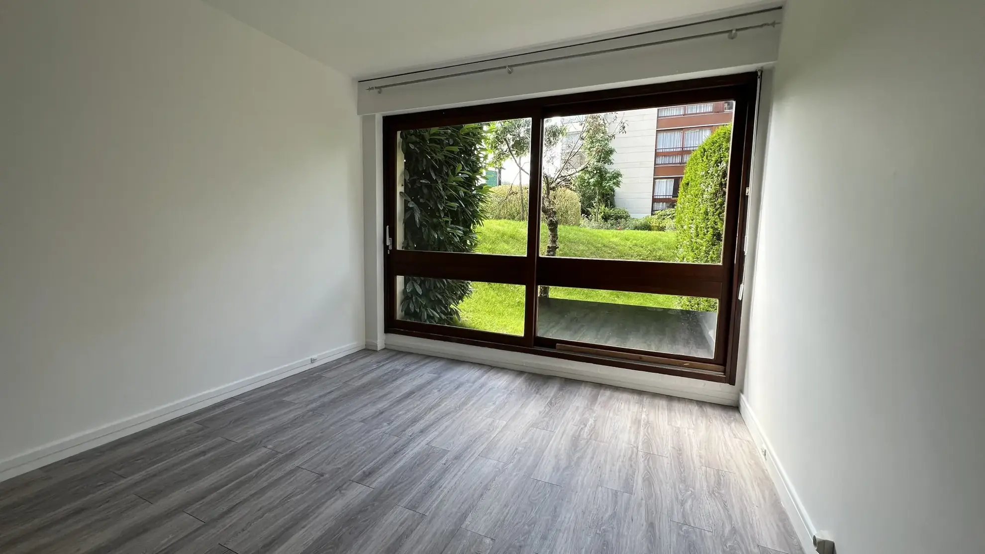 Studio de 27 m² à Le Chesnay, proche commerces et forêt, résidence avec piscine 