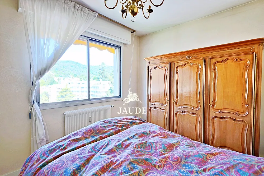 Appartement lumineux à Chamalieres avec vue panoramique – à rénover, 107,75 m² 