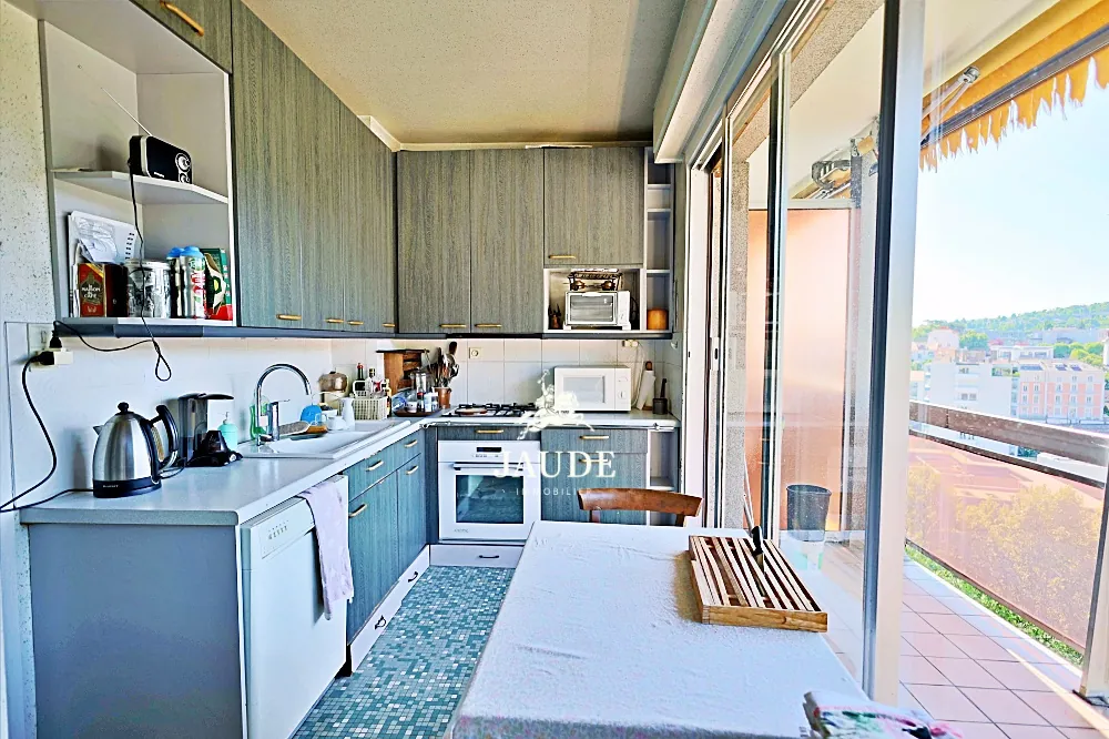 Appartement lumineux à Chamalieres avec vue panoramique – à rénover, 107,75 m² 