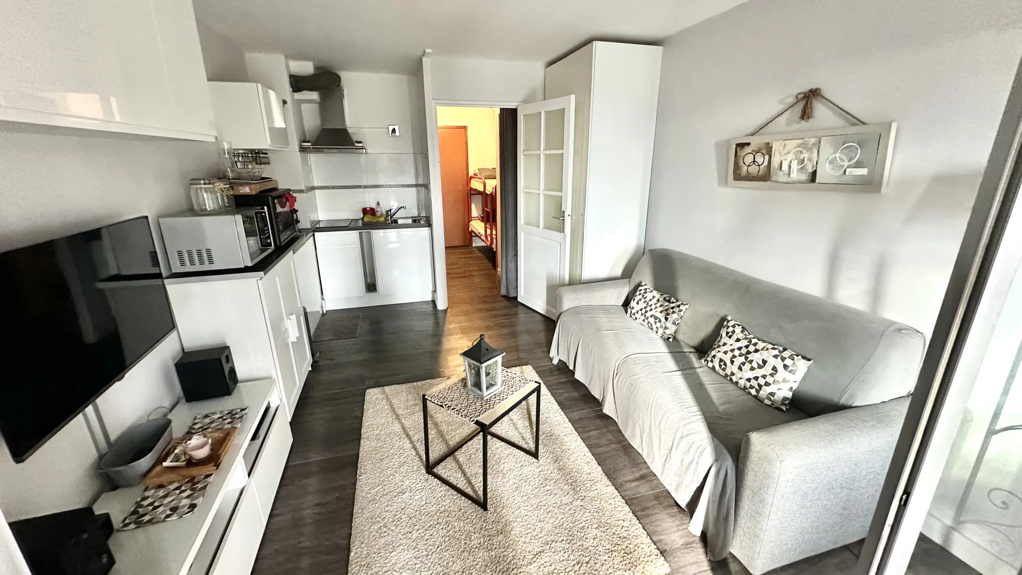 Appartement en rez-de-jardin avec terrasse et parking à Bandol 