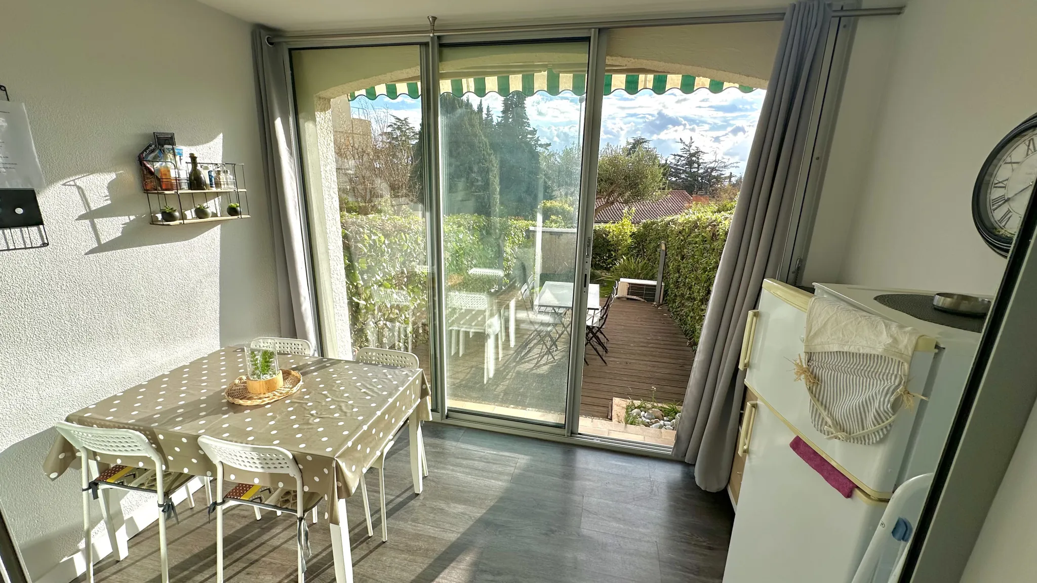 Appartement en rez-de-jardin avec terrasse et parking à Bandol 