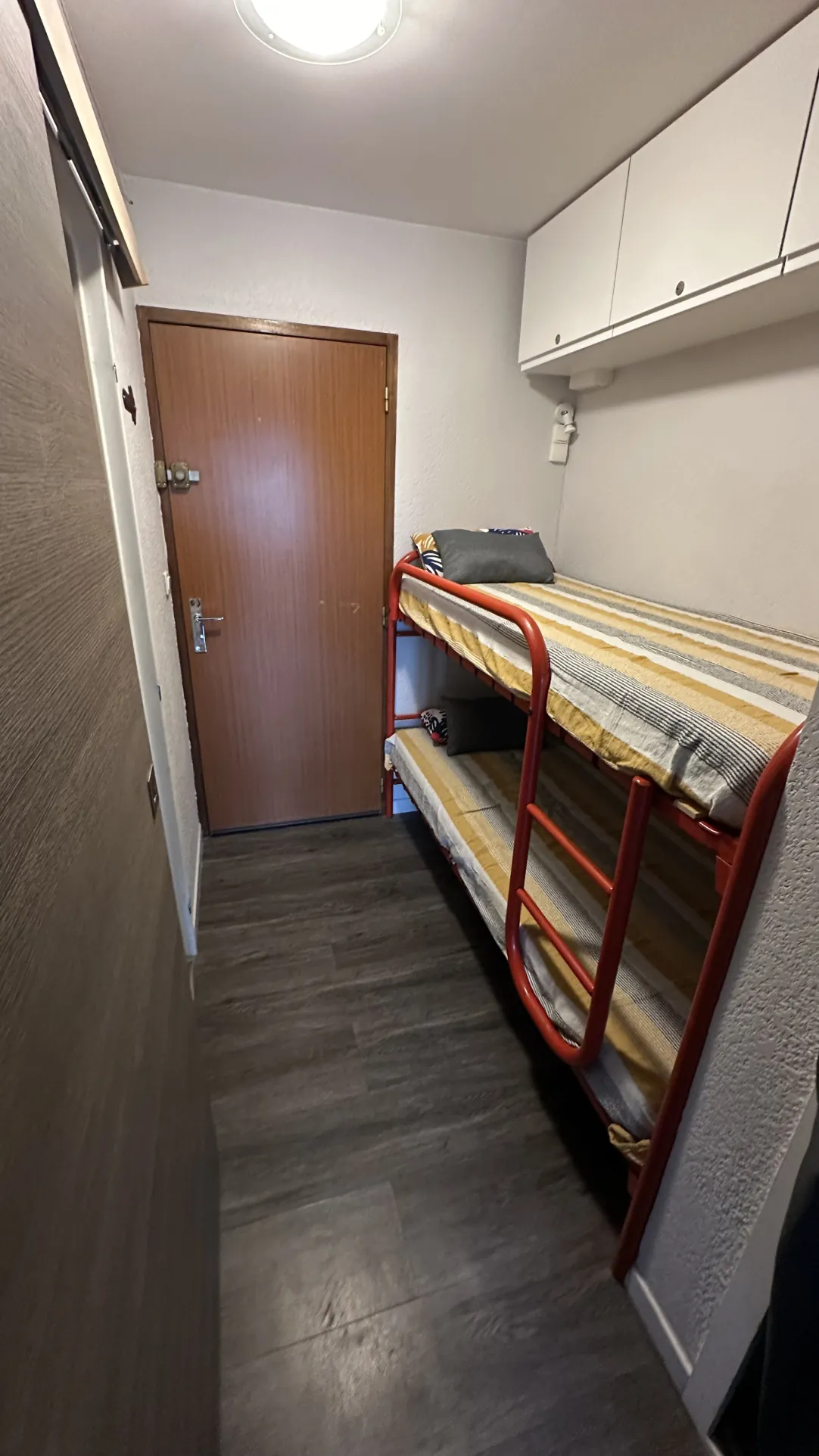 Appartement en rez-de-jardin avec terrasse et parking à Bandol 