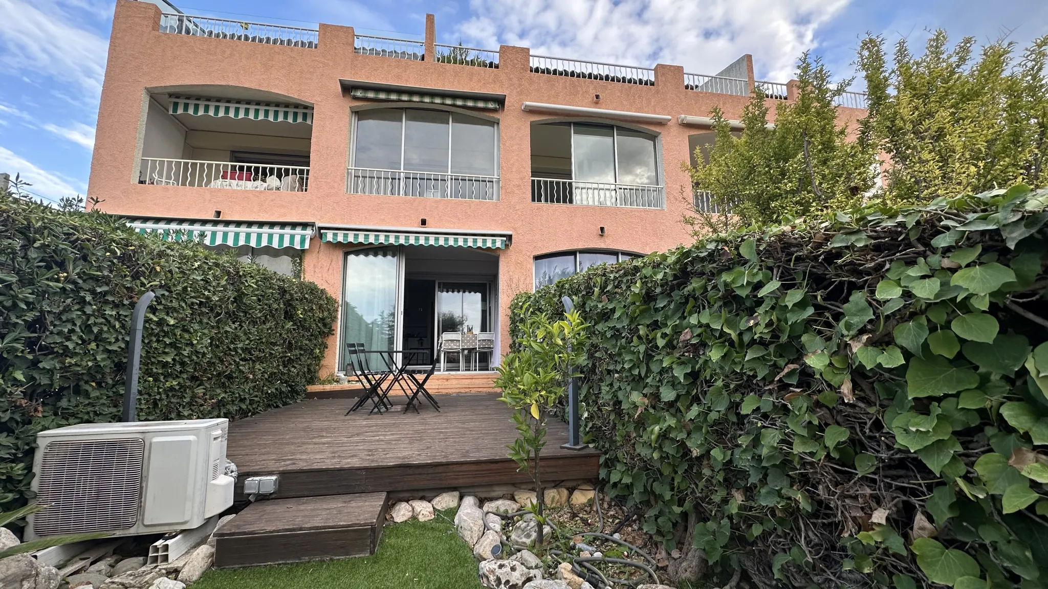 Appartement en rez-de-jardin avec terrasse et parking à Bandol