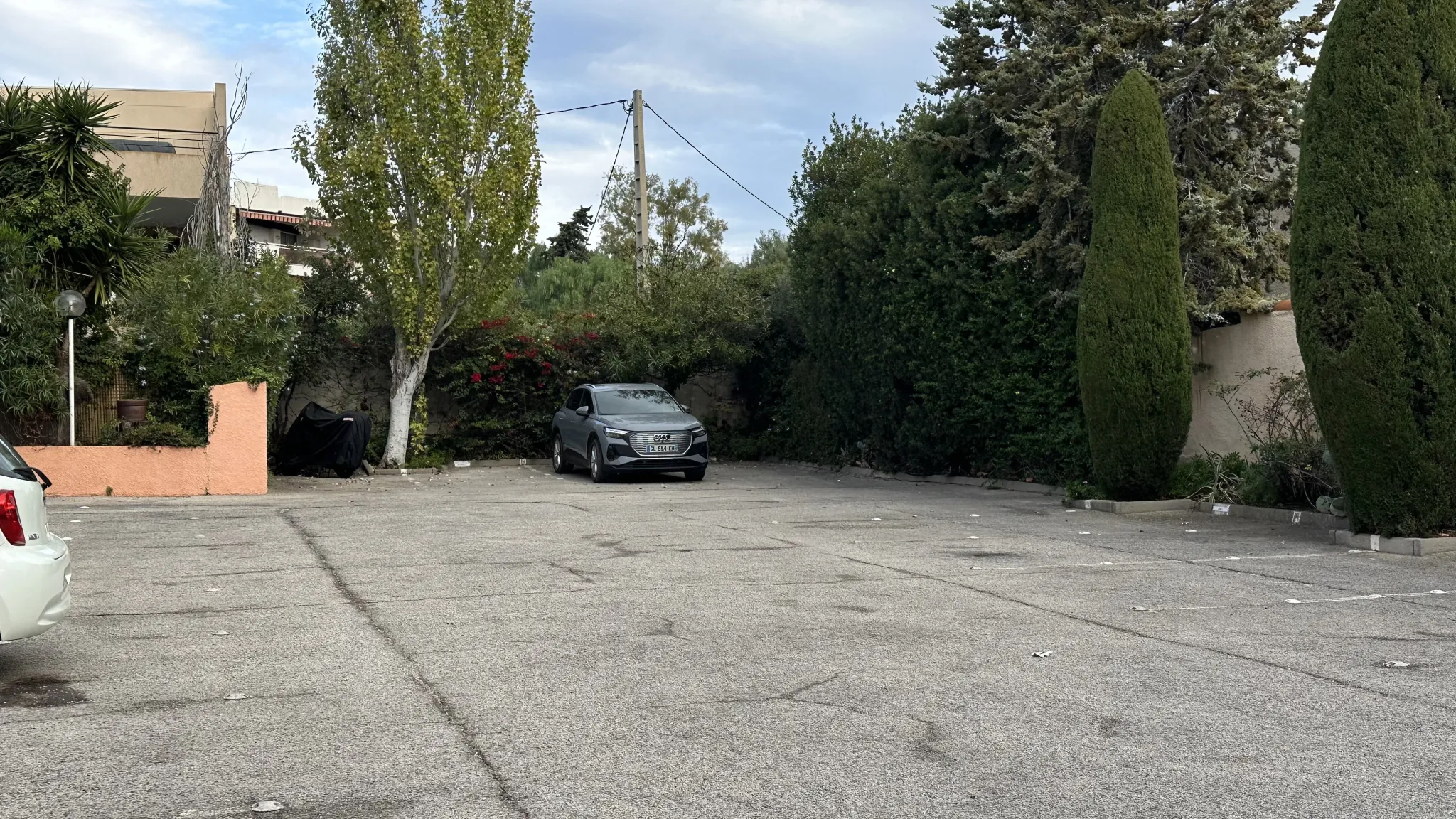 Appartement en rez-de-jardin avec terrasse et parking à Bandol 