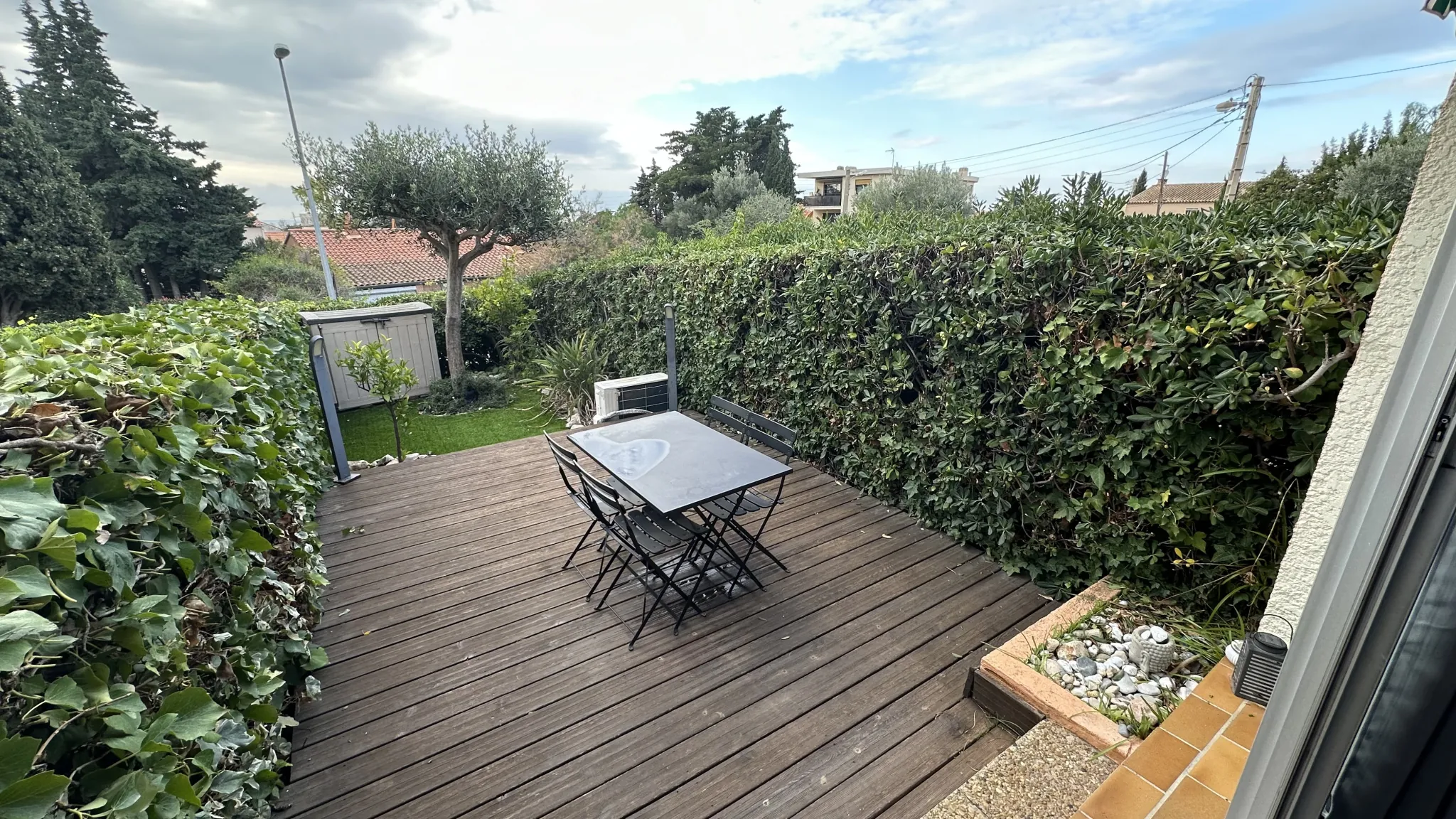 Appartement en rez-de-jardin avec terrasse et parking à Bandol 