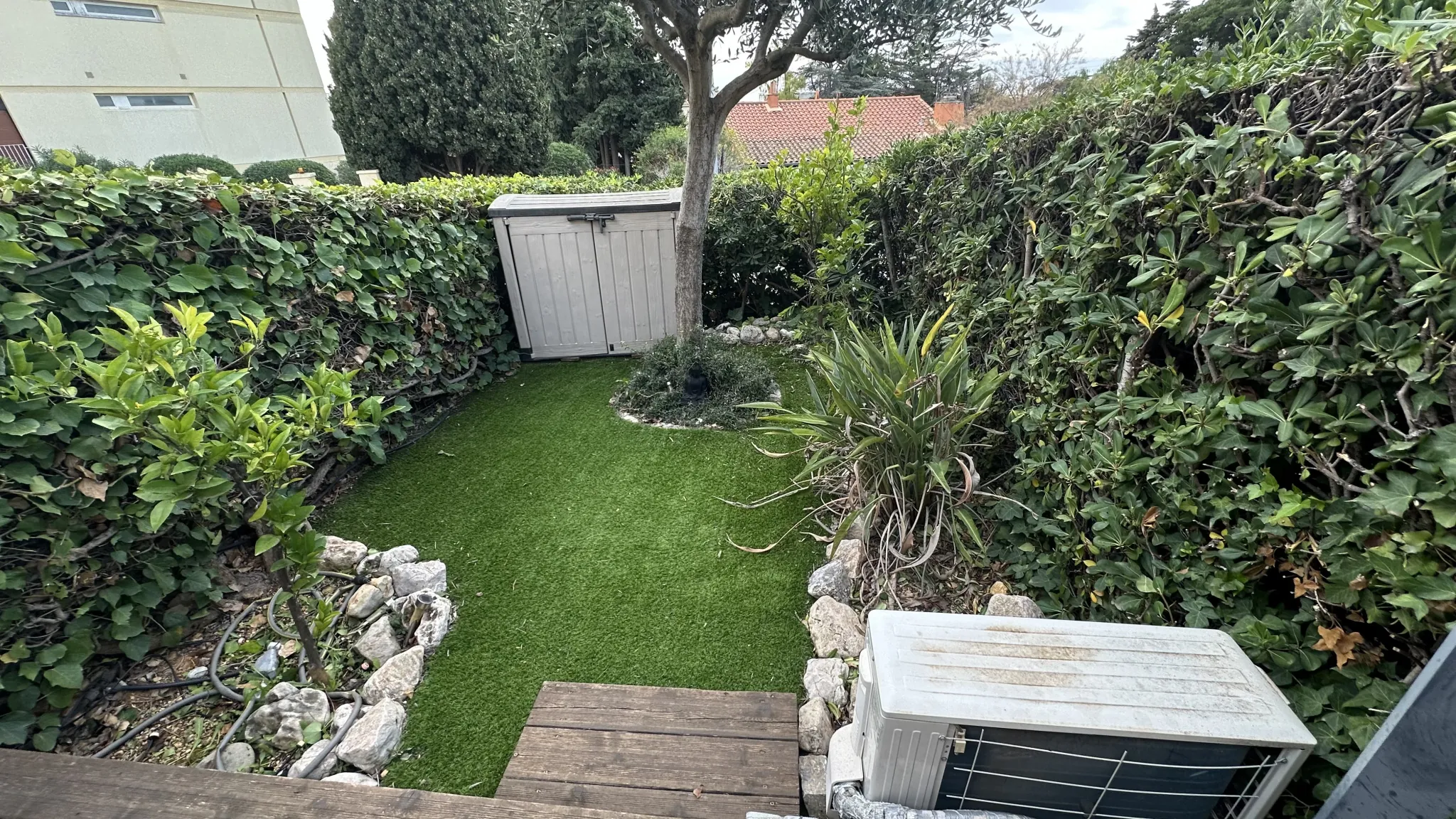 Appartement en rez-de-jardin avec terrasse et parking à Bandol 