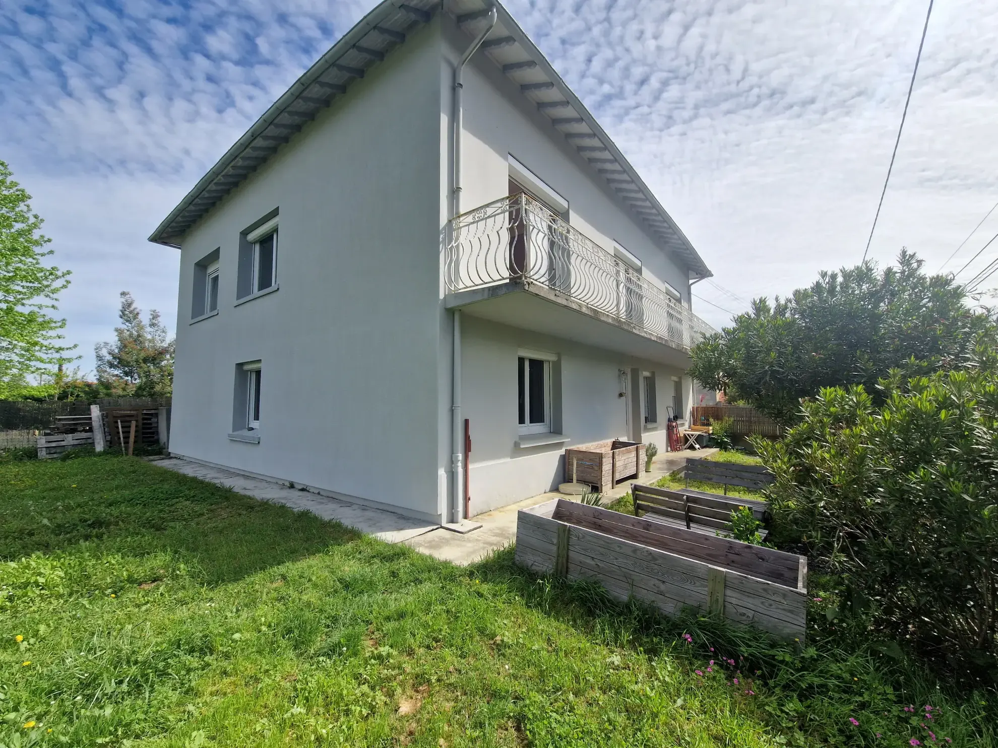 Belle maison rénovée de 204 m² à Rabastens de Bigorre avec deux appartements indépendants 