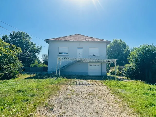 Belle maison rénovée de 204 m² à Rabastens de Bigorre avec deux appartements indépendants