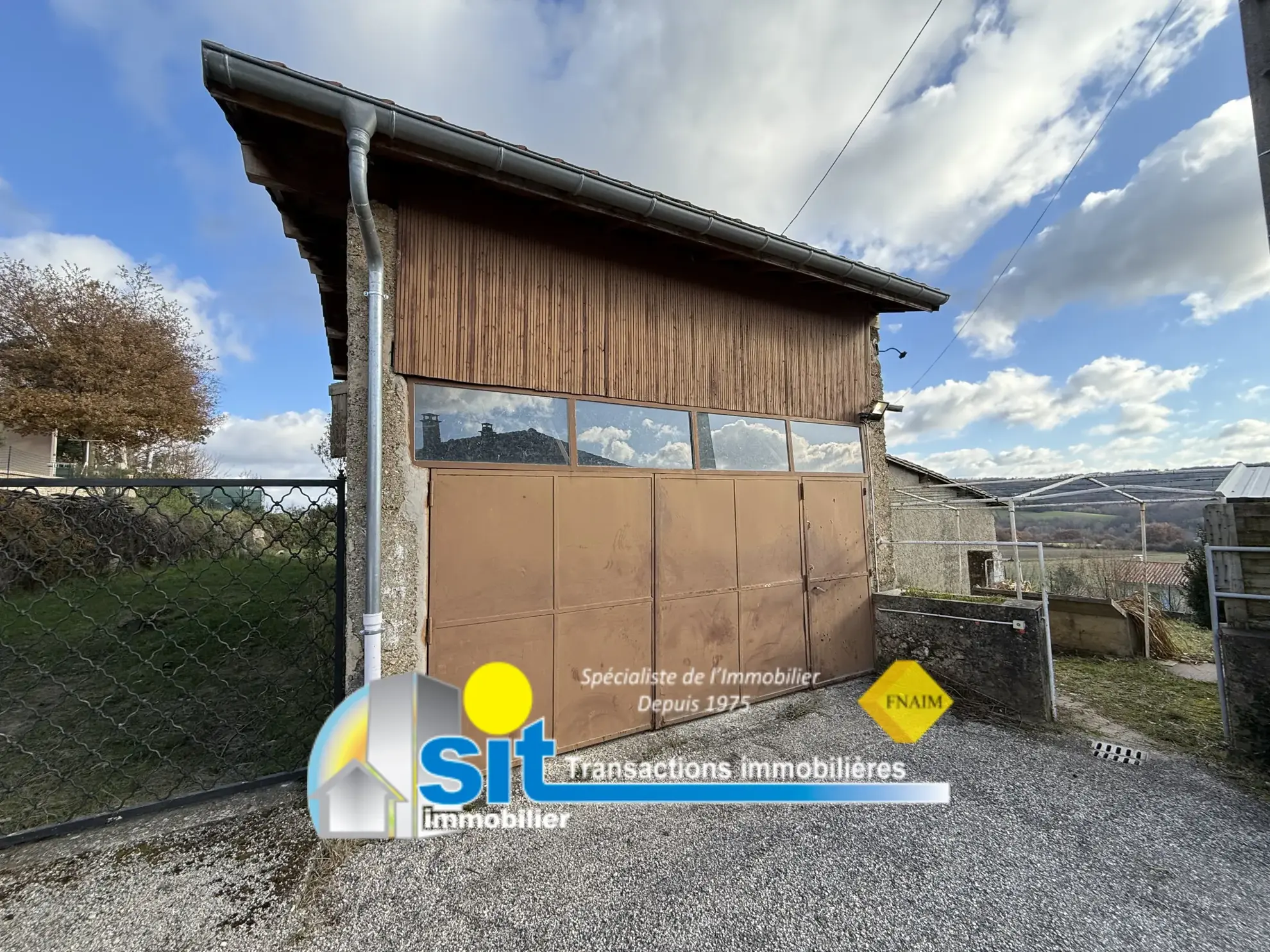 Ferme ancienne à rénover avec dépendances sur terrain vallonné à Vernioz (38150) 