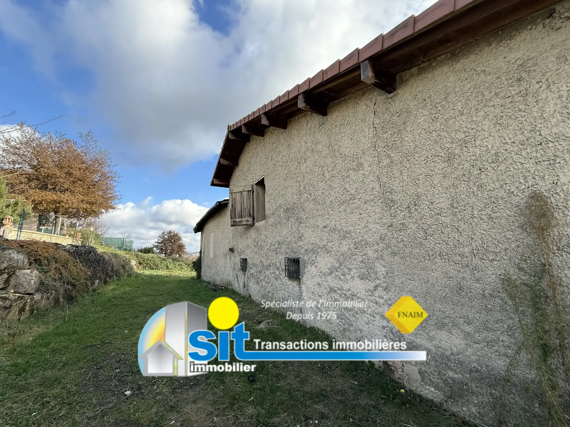 Ferme ancienne à rénover avec dépendances sur terrain vallonné à Vernioz (38150) 