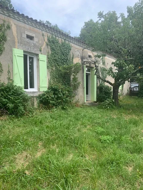 Belle maison de campagne en pierre de 65 m² en Dordogne avec terrain arboré 
