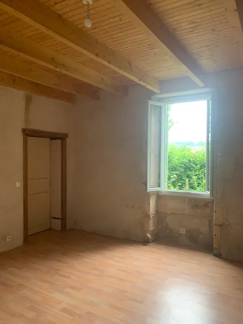 Belle maison de campagne en pierre de 65 m² en Dordogne avec terrain arboré 