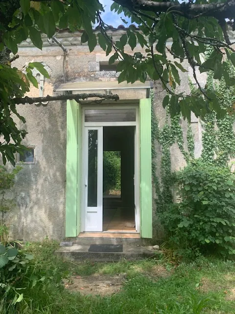 Belle maison de campagne en pierre de 65 m² en Dordogne avec terrain arboré