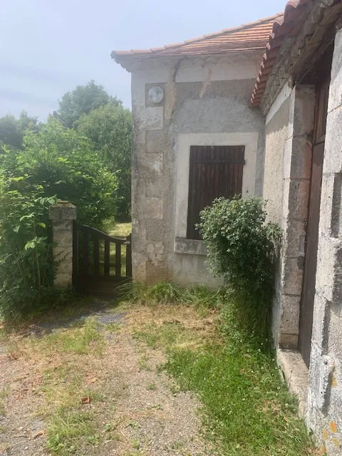 Belle maison de campagne en pierre de 65 m² en Dordogne avec terrain arboré 