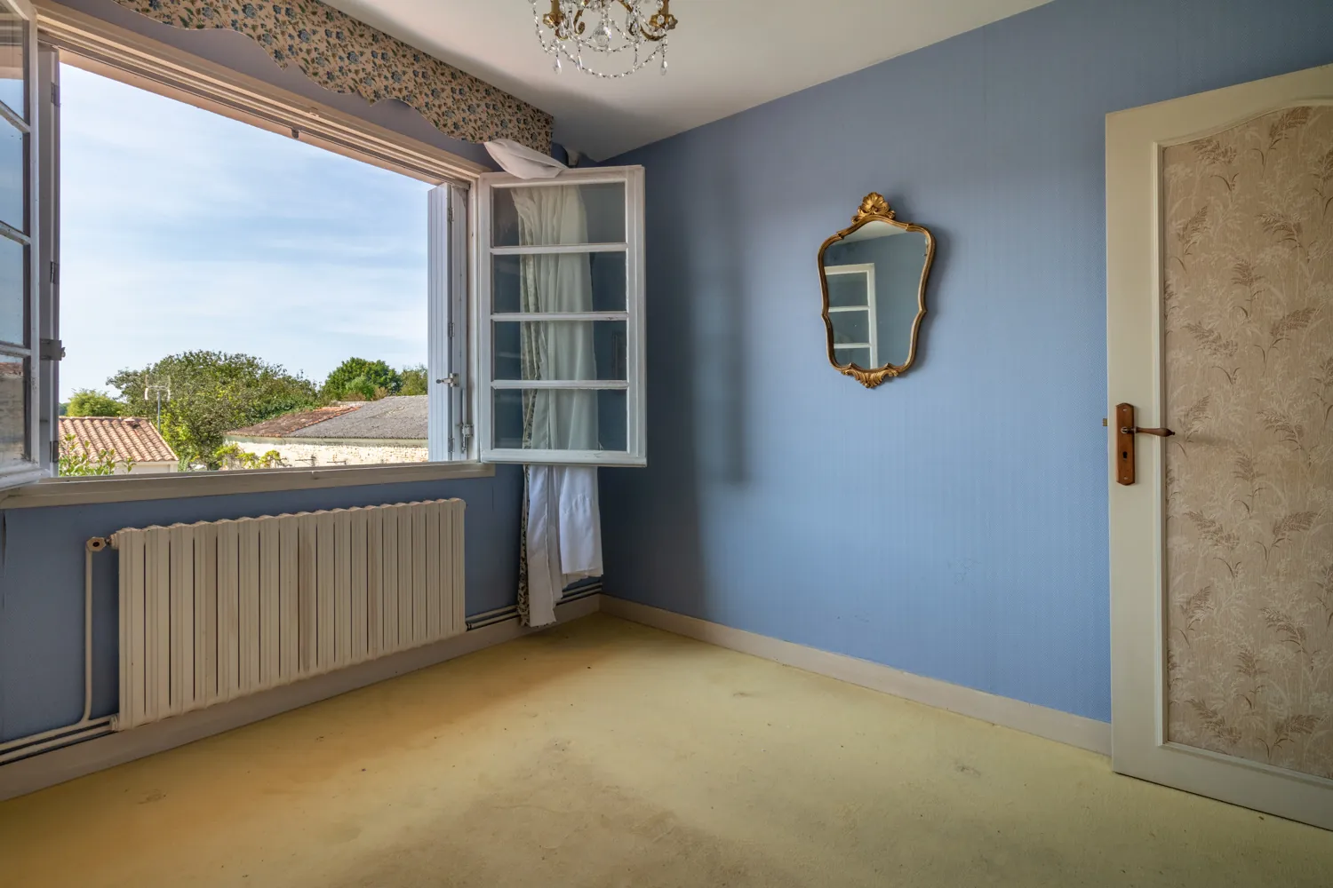 Maison ancienne à rénover avec jardin à Crazannes, proche Saintes et Rochefort 