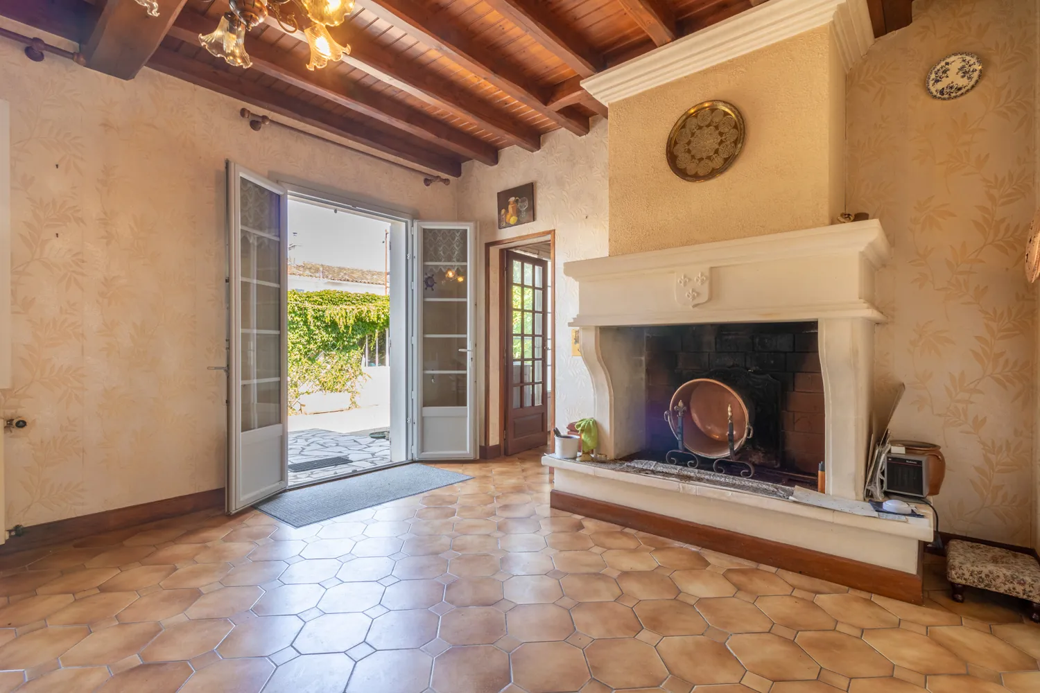 Maison ancienne à rénover avec jardin à Crazannes, proche Saintes et Rochefort 