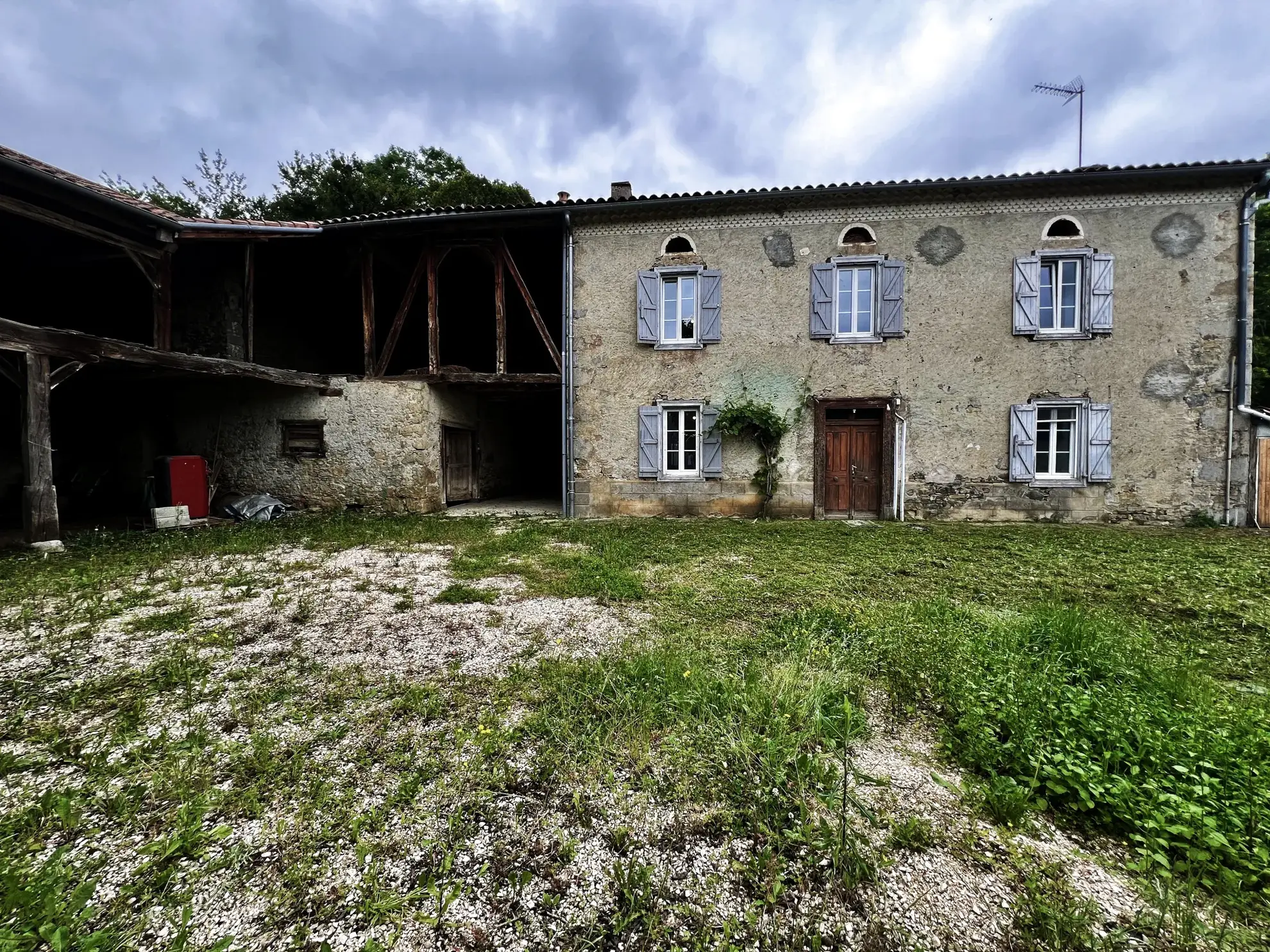 Charmante maison en pierres rénovée à Aspet avec grandes dépendances et jardin