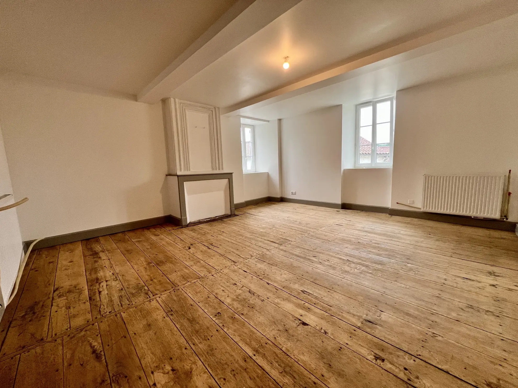 Charmante maison en pierres rénovée à Aspet avec grandes dépendances et jardin 