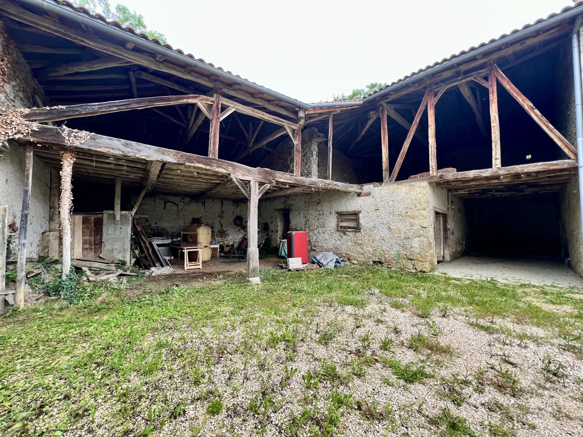 Charmante maison en pierres rénovée à Aspet avec grandes dépendances et jardin 