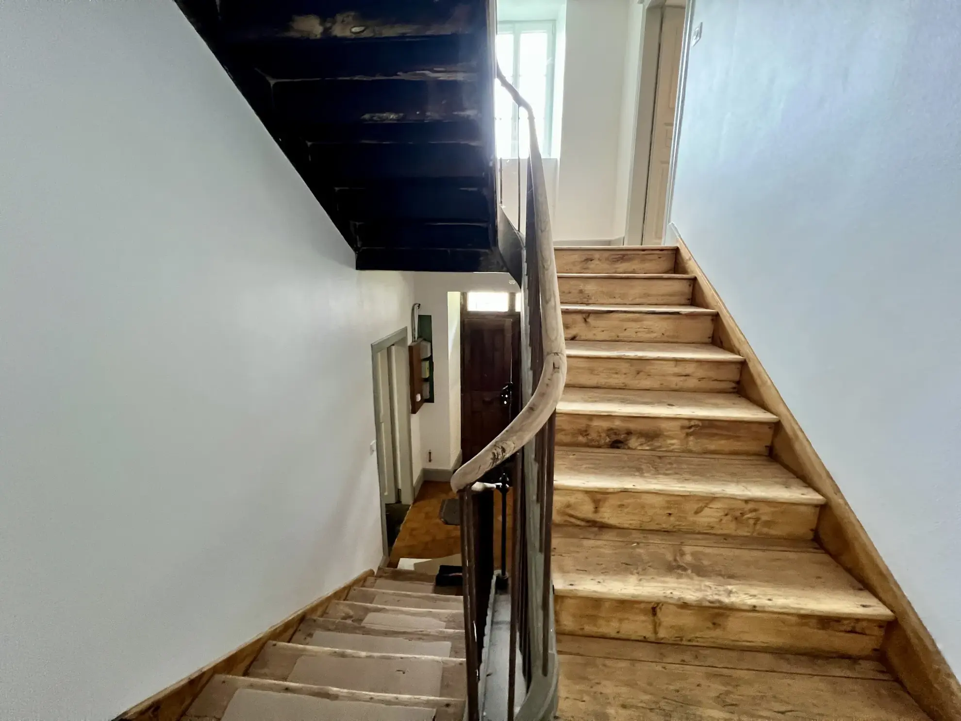 Charmante maison en pierres rénovée à Aspet avec grandes dépendances et jardin 