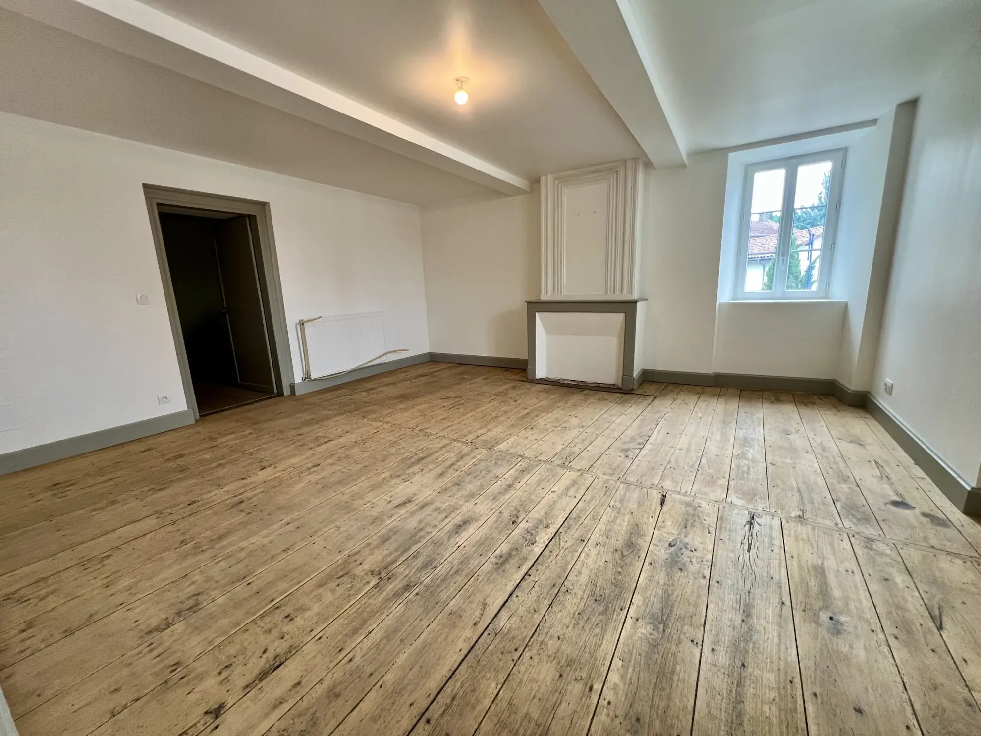 Charmante maison en pierres rénovée à Aspet avec grandes dépendances et jardin 