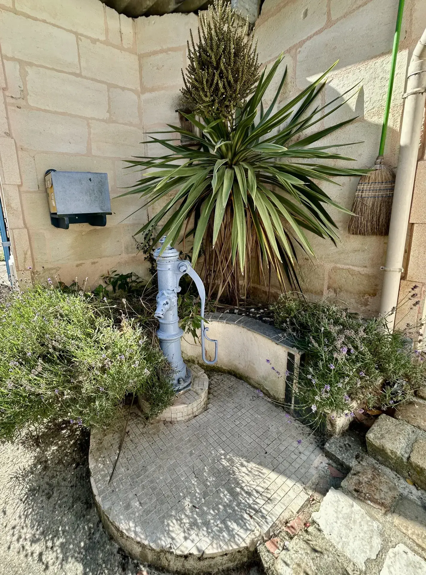 Belle maison de ville de 97 m² avec piscine, garage et terrasse à Saint Denis De Pile 