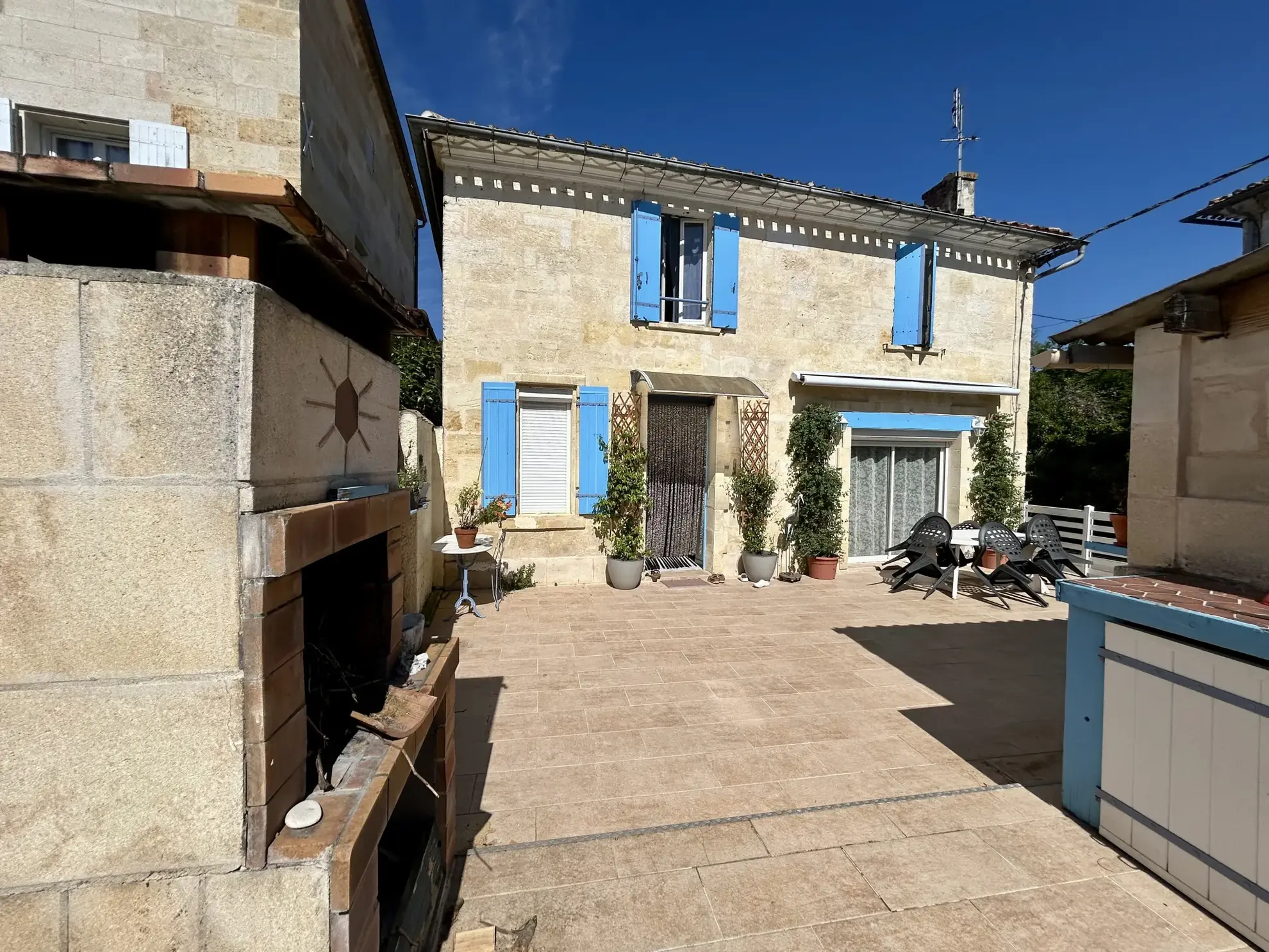 Belle maison de ville de 97 m² avec piscine, garage et terrasse à Saint Denis De Pile 
