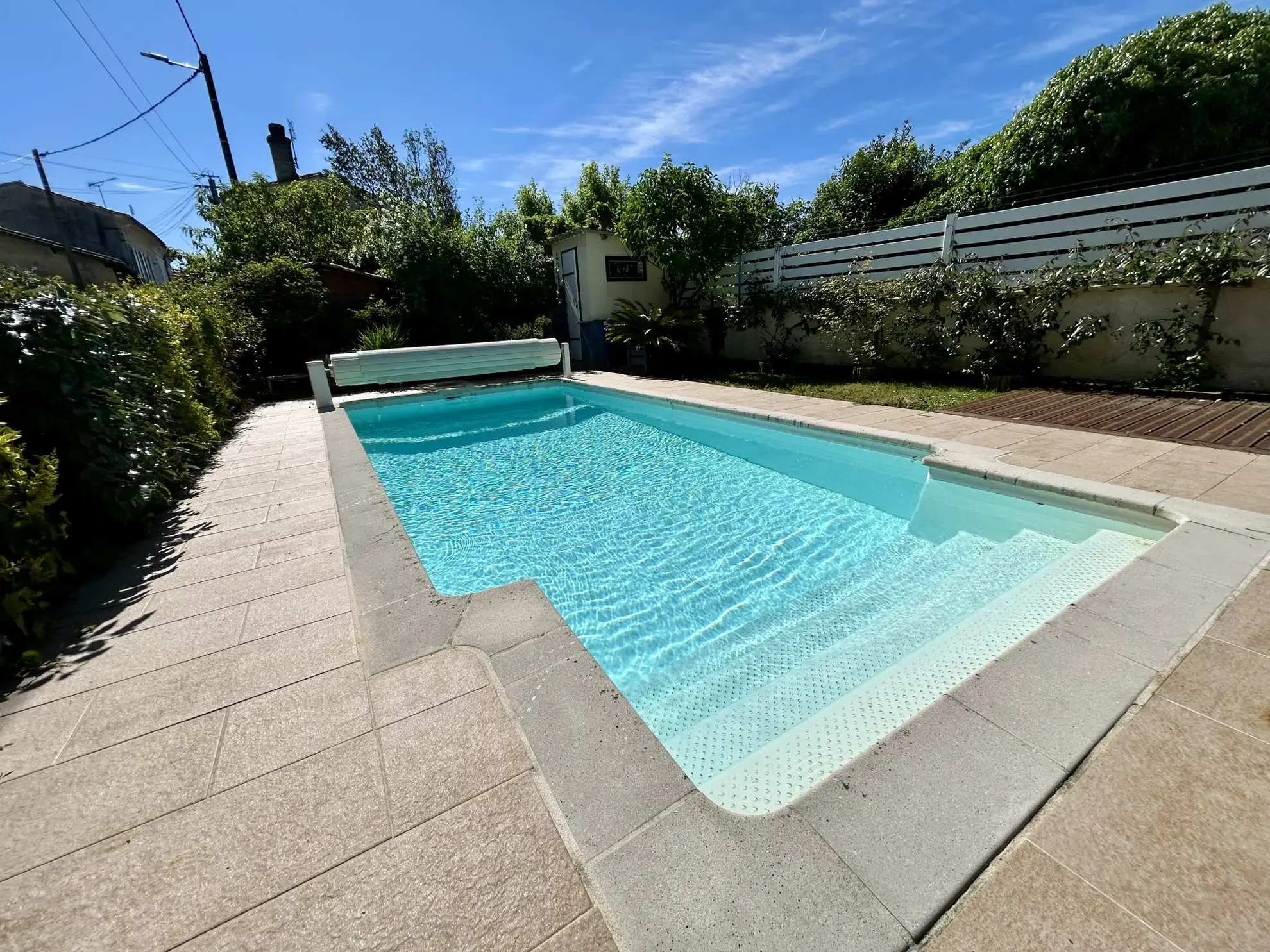 Belle maison de ville de 97 m² avec piscine, garage et terrasse à Saint Denis De Pile 