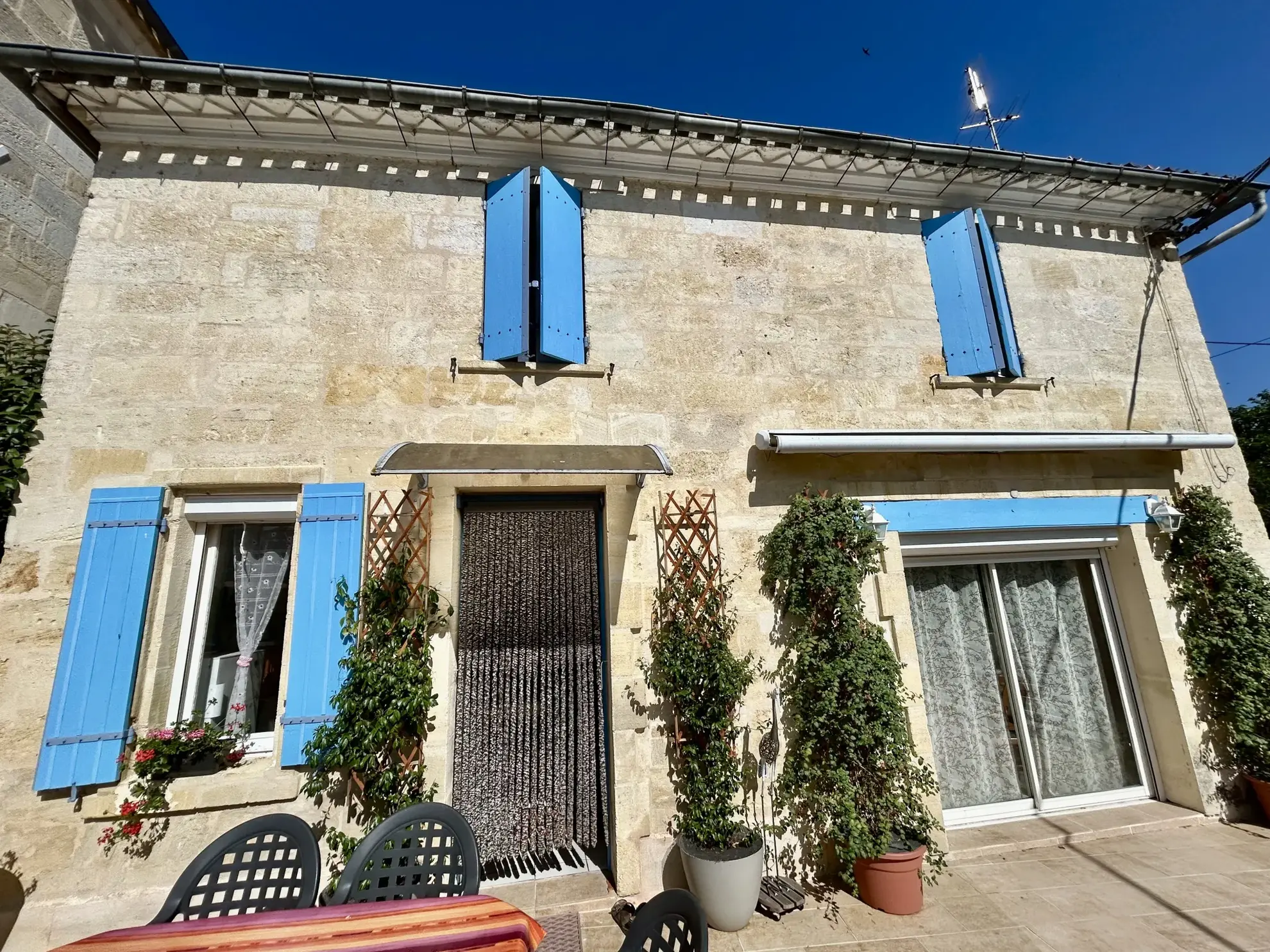 Belle maison de ville de 97 m² avec piscine, garage et terrasse à Saint Denis De Pile 