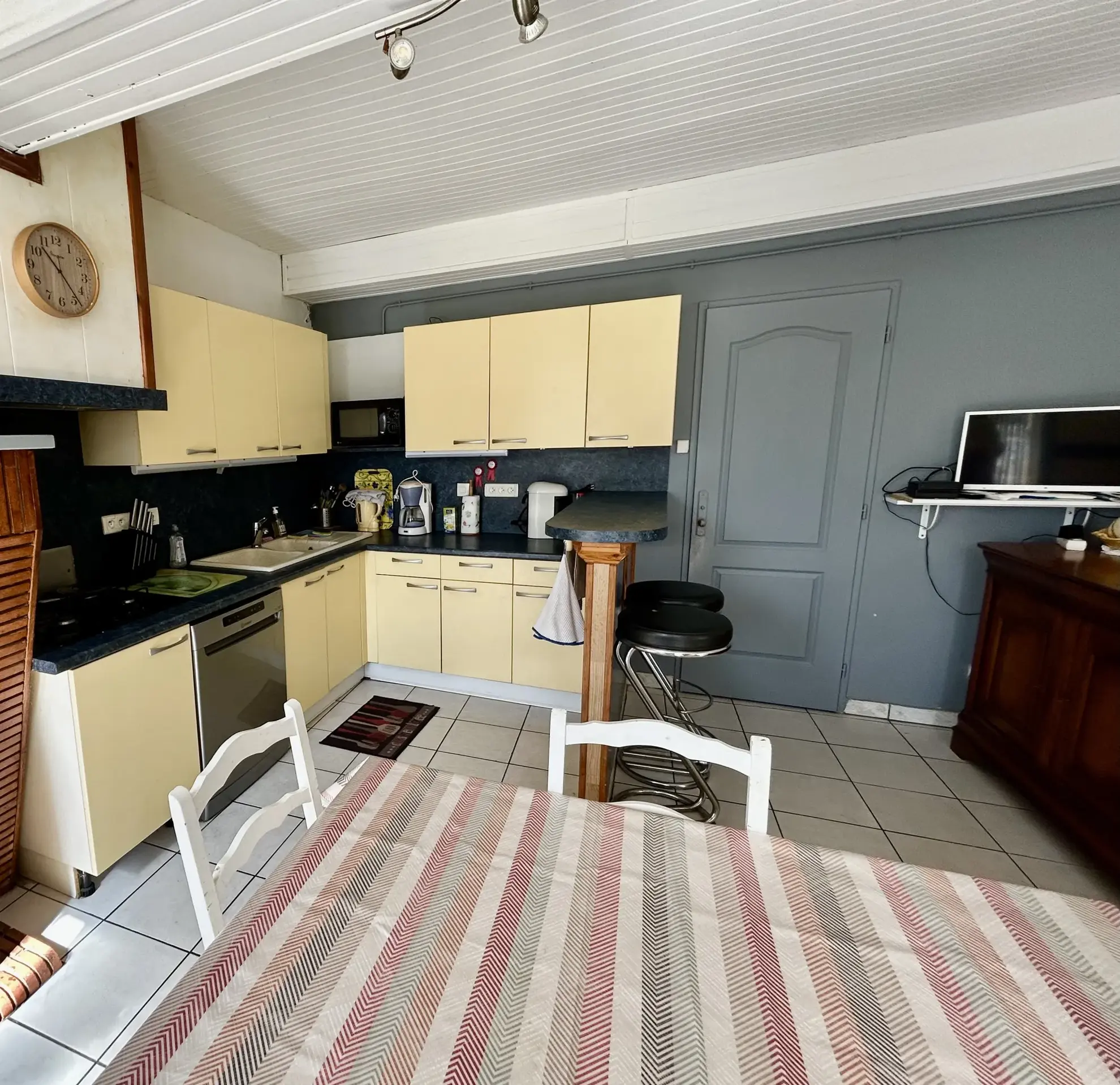 Belle maison de ville de 97 m² avec piscine, garage et terrasse à Saint Denis De Pile 